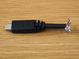 Micro USB側の材料 
